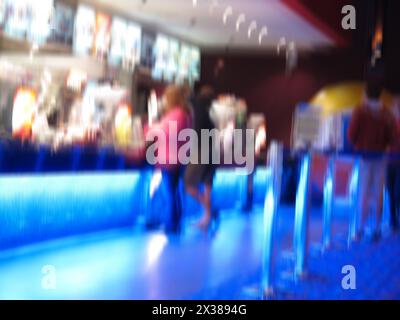 Bewegung, Unschärfe und Leute im Kino bei Nacht mit Bewegung oder Hektik in der Stadt für Unterhaltung in Manhattan. Menschenmenge, Eile und Nachtleben in New York mit Stockfoto