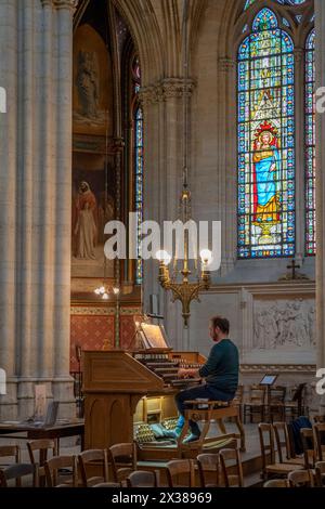 Paris, Frankreich - 04 12 2024: Basilika Saint Clotilde. Blick in die Basilika Sacré-Coeur mit einem Musiker, der die Orgel spielt Stockfoto