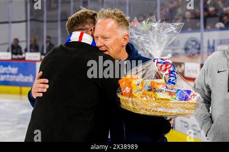 Der schwedische Eishockeyspieler Robin Figren, welcher auf die Saison 2019/2020 zum EHC Kloten kam, wird vor dem Zürcher Derby gegen die ZSC Lions dur Stockfoto