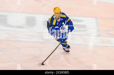 EHC Kloten Topskorer und Stürmer Jonathan Ang während dem Spiel gegen den ZSC Lions in der Stimo Arena in Aktion. (Kloten, Schweiz, 22.10.2022) Stockfoto