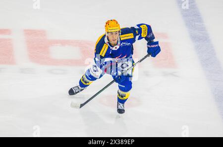 EHC Kloten Topskorer und Stürmer Jonathan Ang während dem Spiel gegen den ZSC Lions in der Stimo Arena. (Kloten, Schweiz, 22.10.2022) Stockfoto