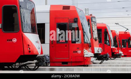 Köln, Deutschland. April 2024. Die Straßenbahnen der Kölner Verkehrs-Betriebe (KVB) parken nach der Pressekonferenz zum „ein Jahr Deutschlandticket“ im Depot am Hauptsitz. Quelle: Rolf Vennenbernd/dpa/Alamy Live News Stockfoto