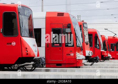 Köln, Deutschland. April 2024. Die Straßenbahnen der Kölner Verkehrs-Betriebe (KVB) parken nach der Pressekonferenz zum „ein Jahr Deutschlandticket“ im Depot am Hauptsitz. Quelle: Rolf Vennenbernd/dpa/Alamy Live News Stockfoto