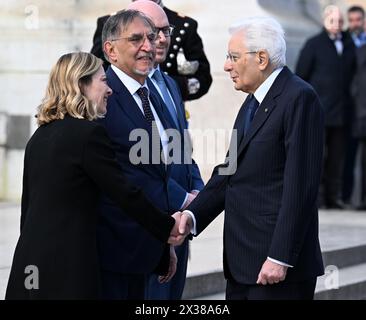 Rom, Italien. April 2024. Der italienische Präsident Sergio Mattarella (R, Front) schüttelt während einer Zeremonie anlässlich des Italienischen Befreiungstages am 25. April 2024 in Rom die Hand mit der italienischen Premierministerin Giorgia Meloni. Quelle: Alberto Lingria/Xinhua/Alamy Live News Stockfoto