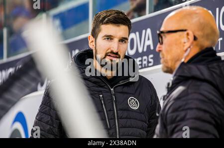 HC Lugano Trainer Luca Gianinazzi schaut zu seinem Assistenten Matti Alatalo während dem Spiel gegen den EHC Kloten in der Stimo Arena. (Kloten, Sch Stockfoto