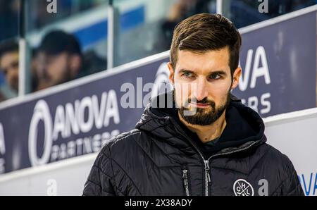 HC Lugano Trainer Luca Gianinazzi während dem Spiel gegen den EHC Kloten auf der Spielerbank in der Stimo Arena. (Kloten, Schweiz, 04.11.2022) Stockfoto