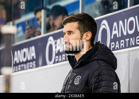 HC Lugano Trainer Luca Gianinazzi während dem Spiel gegen den EHC Kloten auf der Spielerbank in der Stimo Arena. (Kloten, Schweiz, 04.11.2022) Stockfoto