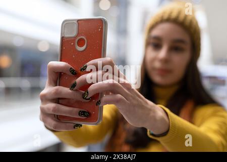 Junge lateinamerikanische Frau, die ein Selfie macht, selektiver Fokus Stockfoto