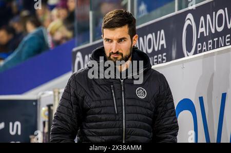 HC Lugano Trainer Luca Gianinazzi während dem Spiel gegen den EHC Kloten auf der Spielerbank in der Stimo Arena. (Kloten, Schweiz, 04.11.2022) Stockfoto