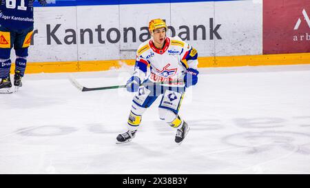 EHC Kloten Stürmer und Topskorer Jonathan Ang während dem Spiel gegen den EV Zug in der Bossard Arena. (Zug, Schweiz, 05.11.2022) Stockfoto