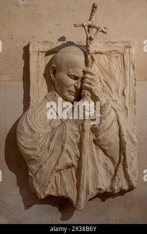 Paris, Frankreich - 04 12 2024: Basilika Saint Clotilde. Ansicht einer Gipsskulptur Papst Johannes Paul II., geschnitzt von Jean Marc Depas Stockfoto