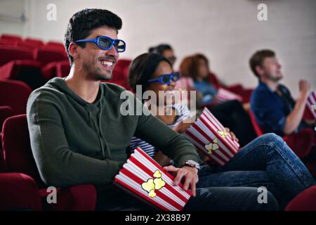 3D, Film und Paare im Kino auf einem Date mit Popcorn zum Entspannen und Schauen im Theater mit Glück. Film, Erfahrung und Menschen im Publikum mit Brille Stockfoto