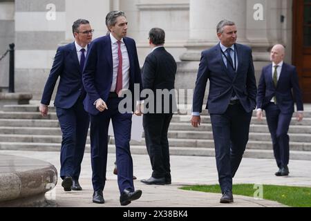 Taoiseach Simon Harris (zweiter von links), der in den Regierungsgebäuden in Dublin mit den Medien über Investitionen in Studentenunterkünfte spricht. Bilddatum: Donnerstag, 25. April 2024. Stockfoto