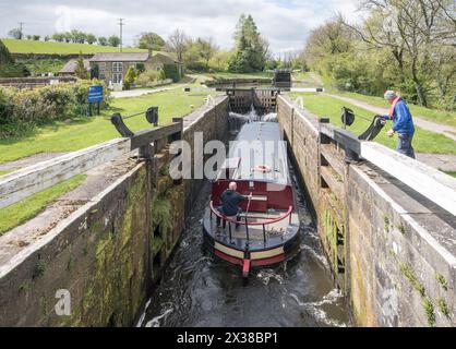 Boot ist gerade in Carpenters Lock in der Nähe von Gargrave, Leeds Liverpool Canal am 25. April 2024. Die Windung beginnt gerade. Stockfoto