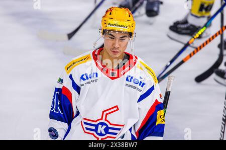 EHC Kloten Stürmer und Topskorer wird, nach dem Spiel gegen den EV Zug in der Bossard Arena, zum Bestplayer geehrt. (Zug, Schweiz, 05.11.2022) Stockfoto