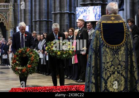 Neuseelands Hochkommissar im Vereinigten Königreich, Phil Goff und Australiens Hochkommissar im Vereinigten Königreich, Stephen Smith, legten Kränze beim Gedenkdienst und Thanksgiving zum Anzac Day in der Westminster Abbey, London. Bilddatum: Donnerstag, 25. April 2024. Stockfoto