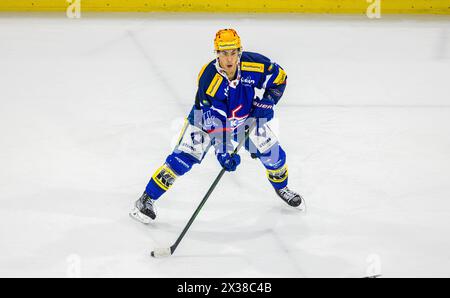 EHC Kloten Stürmer und Topskorer Jonathan Ang ist, während dem Spiel gegen den EHC Biel in der Stimo Arena, mit dem Puck unterwegs. (Kloten, Schweiz, Stockfoto