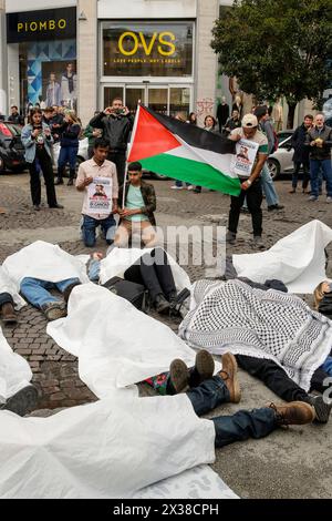 Neapel, Italien. April 2024. Aktivisten, die mit weißen Blättern auf dem Boden liegen und den Tod nachahmen, während einer Demonstration am 25. April, dem Tag der Befreiung Italiens vom faschistischen Regime, in Solidarität mit Palästina und gegen die Invasion der israelischen Armee in den Gazastreifen. Quelle: Unabhängige Fotoagentur/Alamy Live News Stockfoto