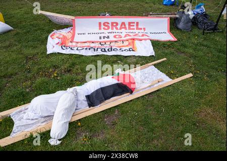 23.04.2024, Berlin, Deutschland, Europa - Ein Protestlager von pro-palästinensischen Demonstranten und Friedensaktivisten mit Zelten und palästinensischen Fahnen auf einer Wiese. Stockfoto