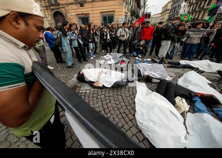 Neapel, Italien. April 2024. Aktivisten, die mit weißen Blättern auf dem Boden liegen und den Tod nachahmen, während einer Demonstration am 25. April, dem Tag der Befreiung Italiens vom faschistischen Regime, in Solidarität mit Palästina und gegen die Invasion der israelischen Armee in den Gazastreifen. Quelle: Unabhängige Fotoagentur/Alamy Live News Stockfoto