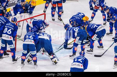 Die ZSC Lions vor dem Spiel gegen den Kantonsrivalen und Aufsteiger EHC Kloten in der Swiss Life Arena. (Zürich, Schweiz, 09.12.2022) Stockfoto