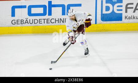 Geneve-Servette HC Verteidiger #52 Michael Völlmin spielt, während dem Spiel gegen den EHC Kloten in der Stimo Arena, einen Pass zu einem Mitspieler. Stockfoto