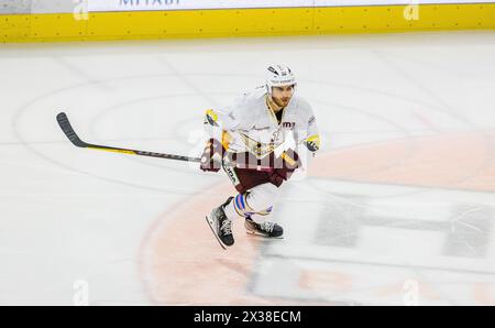 Geneve-Servette Verteidiger #52 Michael Völlmin während dem Spiel gegen den EHC Kloten in der Stimo Arena. (Kloten, Schweiz, 10.12.2022) Stockfoto