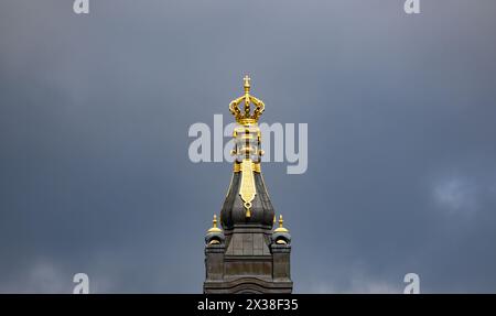 Dresden, Deutschland. April 2024. Die goldene Krone auf der Staatskanzlei wird vom Sonnenlicht beleuchtet. Neben dem Sitz des Ministerpräsidenten beherbergt das Gebäude auch das Sächsische Ministerium für Regionalentwicklung. Robert Michael/dpa/Alamy Live News Stockfoto