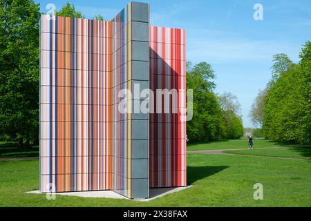 Kensington Gardens, London, Großbritannien. April 2024. Serpentine und die Königlichen Parks freuen sich, die Enthüllung einer neuen großformatigen Skulptur des deutschen Künstlers Gerhard Richter (* 1932 in Dresden; lebt und arbeitet in Köln) bekannt zu geben. Der STRIP-TOWER (2023) befindet sich auf dem Sockel von Serpentine South in den Kensington Gardens und wird vom 25. April bis 27. Oktober 2024 errichtet. Quelle: Malcolm Park/Alamy Live News Stockfoto