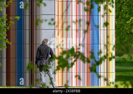 Kensington Gardens, London, Großbritannien. April 2024. Serpentine und die Königlichen Parks freuen sich, die Enthüllung einer neuen großformatigen Skulptur des deutschen Künstlers Gerhard Richter (* 1932 in Dresden; lebt und arbeitet in Köln) bekannt zu geben. Der STRIP-TOWER (2023) befindet sich auf dem Sockel von Serpentine South in den Kensington Gardens und wird vom 25. April bis 27. Oktober 2024 errichtet. Quelle: Malcolm Park/Alamy Live News Stockfoto