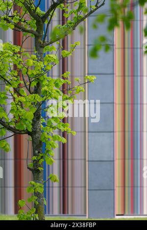 Kensington Gardens, London, Großbritannien. April 2024. Serpentine und die Königlichen Parks freuen sich, die Enthüllung einer neuen großformatigen Skulptur des deutschen Künstlers Gerhard Richter (* 1932 in Dresden; lebt und arbeitet in Köln) bekannt zu geben. Der STRIP-TOWER (2023) befindet sich auf dem Sockel von Serpentine South in den Kensington Gardens und wird vom 25. April bis 27. Oktober 2024 errichtet. Quelle: Malcolm Park/Alamy Live News Stockfoto