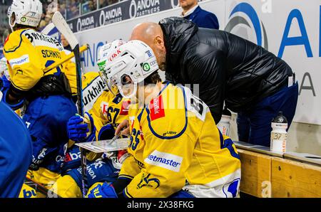 Assistenztrainer Glen Metropolit bespricht mit zwei Spielern auf der Spielerbank einen Spielzug nach. (Kloten, Schweiz, 03.12.2022) Stockfoto