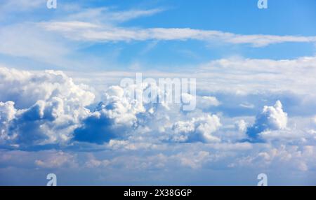 Hintergrundfoto des bewölkten Himmels an einem sonnigen Tag. Verschiedene Arten von Wolken sind im blauen Himmel Stockfoto