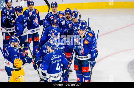 Die Spieler der ZSC Lions, unter anderem #54 Christian Marti und #4 Patrick Geering, beim Give-me-five vor dem eigenen Tor vor dem Spiel gegen die SCL Stockfoto