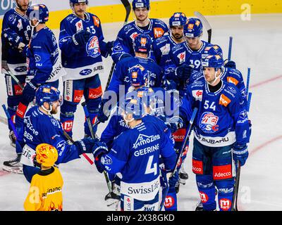 Die Spieler der ZSC Lions, unter anderem #54 Christian Marti und #4 Patrick Geering, beim Give-me-five vor dem eigenen Tor vor dem Spiel gegen die SCL Stockfoto