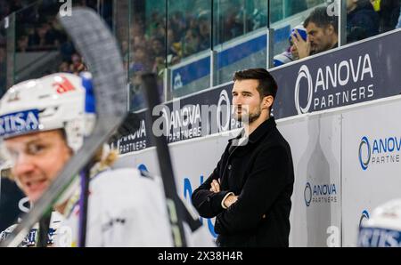 HC Lugano Trainer Luca Gianinazzi während dem Spiel gegen den EHC Kloten in der Stimo Arena bei seiner Tätigkeit auf der Spielerbank. (Kloten, Schwe Stockfoto