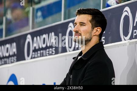 HC Lugano Trainer Luca Gianinazzi während dem Spiel gegen den EHC Kloten in der Stimo Arena bei seiner Tätigkeit auf der Spielerbank. (Kloten, Schwe Stockfoto