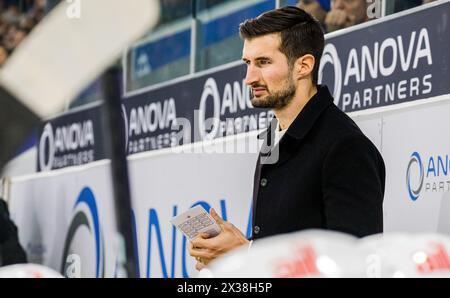 HC Lugano Trainer Luca Gianinazzi während dem Spiel gegen den EHC Kloten in der Stimo Arena bei seiner Tätigkeit auf der Spielerbank. (Kloten, Schwe Stockfoto