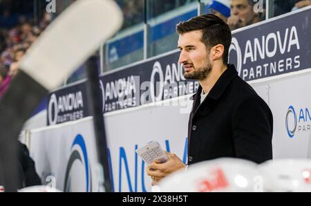 HC Lugano Trainer Luca Gianinazzi während dem Spiel gegen den EHC Kloten in der Stimo Arena bei seiner Tätigkeit auf der Spielerbank. (Kloten, Schwe Stockfoto