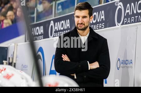 HC Lugano Trainer Luca Gianinazzi während dem Spiel gegen den EHC Kloten in der Stimo Arena bei seiner Tätigkeit auf der Spielerbank. (Kloten, Schwe Stockfoto