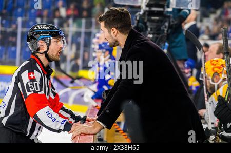 HC Lugano Cheftrainer Luca Gianinazzi im Gespräch mit Headschiedsrichter #50 Philip Ströbel. (Kloten, Schweiz, 23.12.2022) Stockfoto