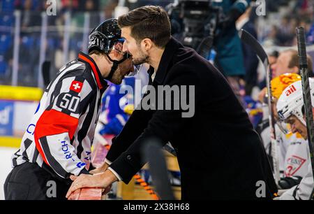 HC Lugano Cheftrainer Luca Gianinazzi im Gespräch mit Headschiedsrichter #50 Philip Ströbel. (Kloten, Schweiz, 23.12.2022) Stockfoto