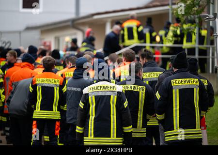 Elm, Deutschland. April 2024. Freiwillige Feuerwehrleute stehen nach ihrer Mission vor der Essenstheke. Der sechsjährige Arian aus Elm (Bezirk Bremervörde) bleibt am vierten Tag in Folge vermisst. Quelle: Philipp Schulze/dpa/Alamy Live News Stockfoto