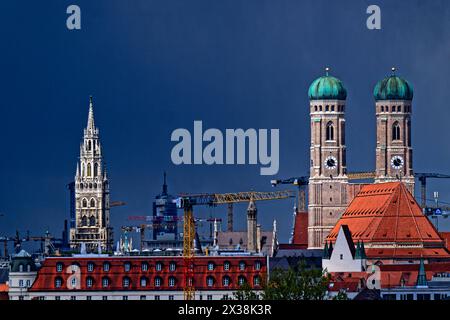 Der Regen kommt. Dunkle Regenwolken ziehen über der Altstadt von München auf. München Bayern Deutschland *** der Regen kommt Dunkle Regenwolken sammeln sich über der Münchner Altstadt München Bayern Deutschland Copyright: XRolfxPossx Stockfoto