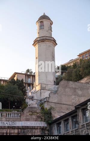 In Genua, im Garten des Palazzo Lomellino in der Via Garibaldi, befindet sich ein hoher Turm zwischen dem unteren und dem oberen Garten gegenüber dem Stockfoto