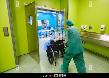 Den Patienten in den Operationssaal, ambulante Chirurgie, Krankenhaus Donostia, San Sebastian, Gipuzkoa, Baskenland, Spanien Stockfoto