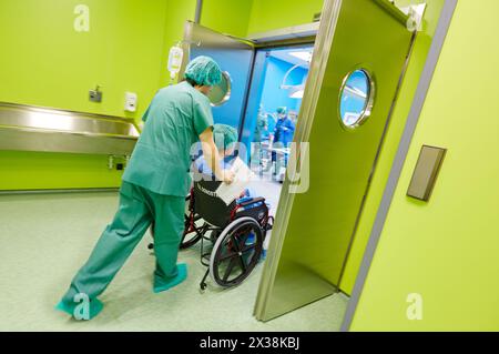 Den Patienten in den Operationssaal, ambulante Chirurgie, Krankenhaus Donostia, San Sebastian, Gipuzkoa, Baskenland, Spanien Stockfoto