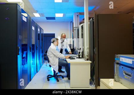 Datenverarbeitungszentrum, Abteilung für Computer-Server in Raks, Krankenhaus Donostia, San Sebastian, Gipuzkoa, Baskenland, Spanien Stockfoto