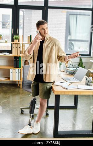 Ein Geschäftsmann mit einer Beinprothese arbeitet neben einem futuristischen Roboter in seinem Büro. Stockfoto