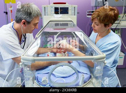 Inkubator, medizinische Versorgung, Neugeborenen-Intensivstation, ICU, Hospital Donostia, San Sebastian, Gipuzkoa, Baskenland, Spanien Stockfoto